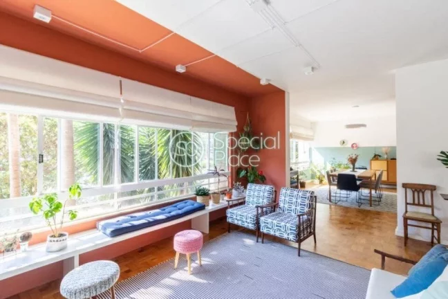 Imagem Apartamento de alto padrão com 291m², 5 dormitórios ( 1 suíte ) e 1 vaga na garagem. Hall privat...