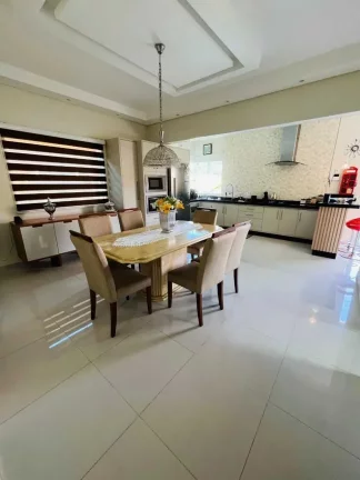 Imagem Casa com 3 dormitórios sendo 1 suíte e 5 vagas de garagem no bairro Parque Guarani em Joinville SC