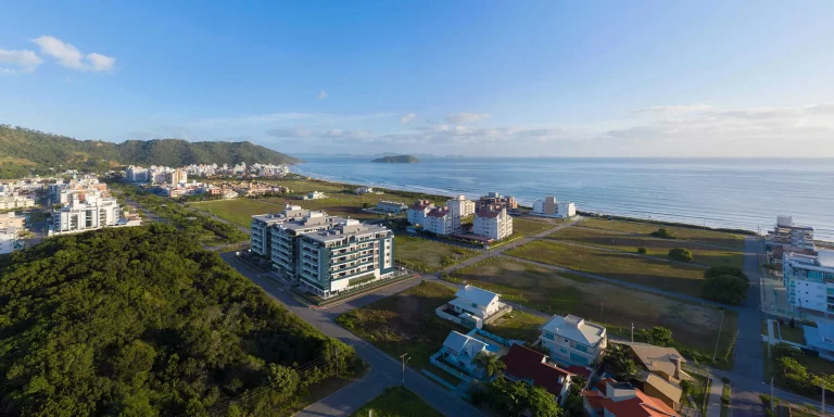 Imagem Apartamento com 3 suítes e 2 vagas de garagem em Gov Celso Ramos/SC
