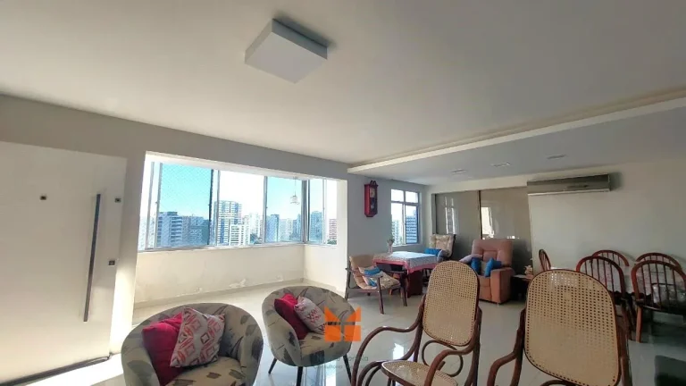 Lindo e reformado apartamento com 213m2 no Espinheiro!