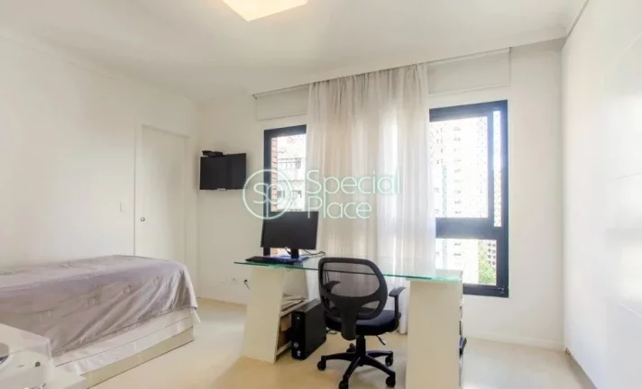 Imagem Apartamento no Morumbi, com 04 suítes, 06 banheiros e 04 vagas. O condomínio dispõe de Piscina, A...
