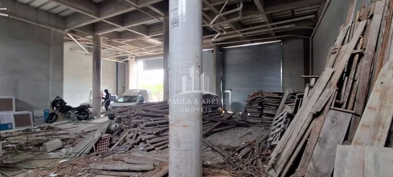 Imagem Aluga-se Galpão 240m², Fachada 17mts, 2 Banheiros (PNE), 6 vagas para clientes, Pé D. 5 mts, estrutura para fazer mezanino, Na Principal Av. de Ribeirão Pires-SP