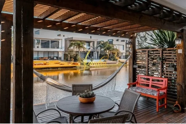 Imagem Casa no condomínio Malibu beira lago com piscina mobiliada e decorada