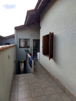 Imagem oportunidade! Ótima casa no centro de Atibaia com 287 m2 de terreno, quintal e porão