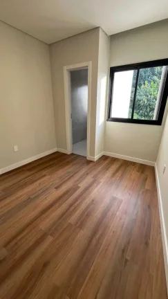 Imagem Casa Alto Padrão com 3 dormitórios sendo 1 suíte master e 2 vagas no América em Joinville/SC