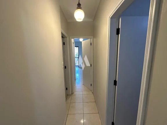 Imagem Vende Apartamento de 2 dormitórios sendo 1 suíte, Dependência Completa, 92 m², Garagem fechada e em Excelente Localização no bairro da Ponta da Praia