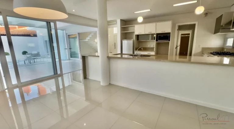 Imagem Apresentamos uma magnífica casa ampla e semi-nova localizada em Jurerê Internacional, um dos desti...