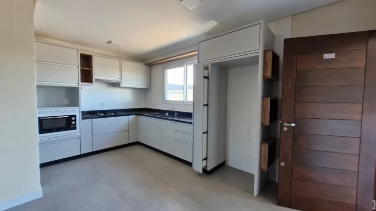 Imagem Apartamento com 2 dormitórios em Garopaba, 1 suíte, semi mobiliado, condomínio com salão de festas. Segurança, pets permitidos e ótima localização.