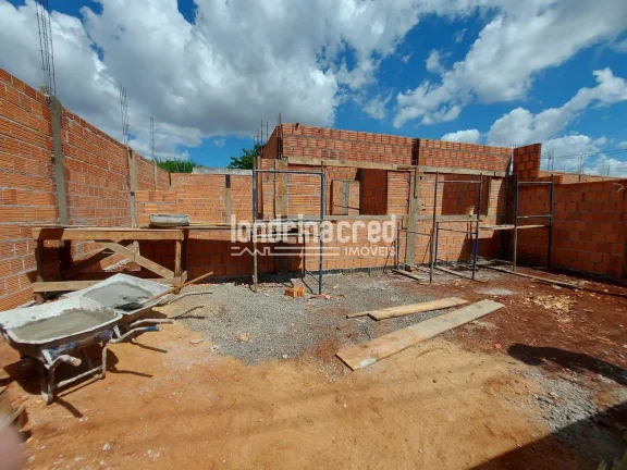 Imagem Casa à venda na Zona Leste de Londrina – 3 dormitórios (1 suíte), área gourmet, próxima à UTFPR. Terreno de 130m². Aceita financiamento!