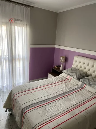 Imagem Excelente sobrado, 220 metros, 3 dormitórios, 3 vagas cobertas, portão automático, quintal com churrasqueira, rua larga e tranquila.