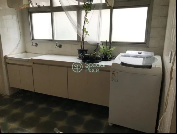 Imagem Oportunidade para reforma!!! Apartamento amplo com 180m2, 3 dormitórios ( 2 suítes ) e 2 vagas na ...