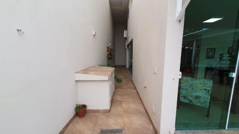 Imagem Sobrado em condomínio fechado com 404m² de terreno e 480m² de área útil contendo. No primeiro p...