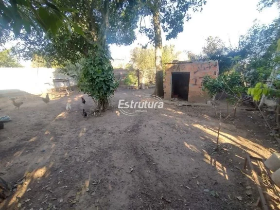 Terreno medindo 250 metros quadrados com muro