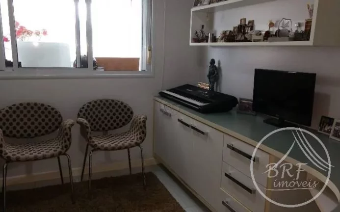 Imagem Vendo excelente apartamento com terraço e piscina, totalmente plano em excelente localização a 200 metros da Beira mar do Estreito Florianópolis SC co