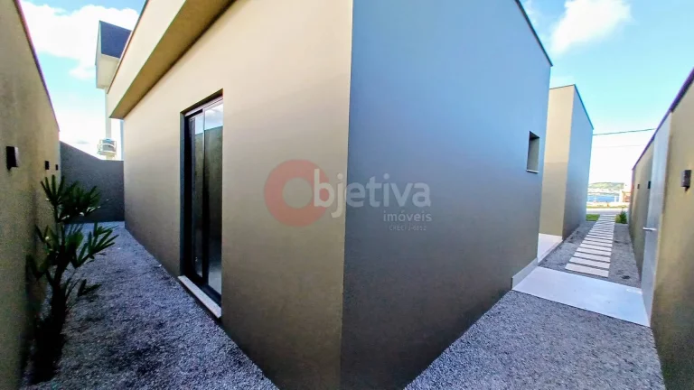 Imagem Casa nova em condomínio com acabamento fino a venda em São Pedro da Aldeia.