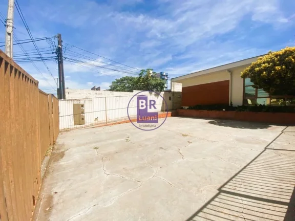 Imagem Casa térrea à venda com 12 quitinetes no fundo.