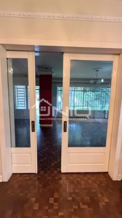 Imagem Casa com Amplo Terreno - No Centro