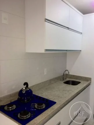 Imagem Vendo apartamento em Bairro Arreias São José SC, de três dormitórios, suíte, duas vagas livres, cozinha e área de serviço mobiliados.