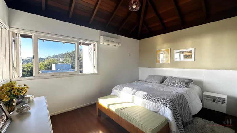 Imagem Esta linda casa em Cacupé tem tudo o que você e sua família procuram. Uma casa ampla, bem constru...