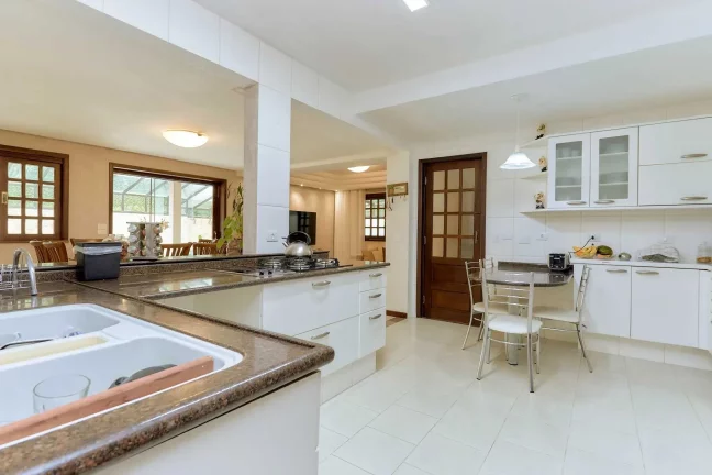 Imagem Casa mobiliada em condomínio fechado com 3 dormitórios sendo 1 suíte e 4 vagas em Curitiba