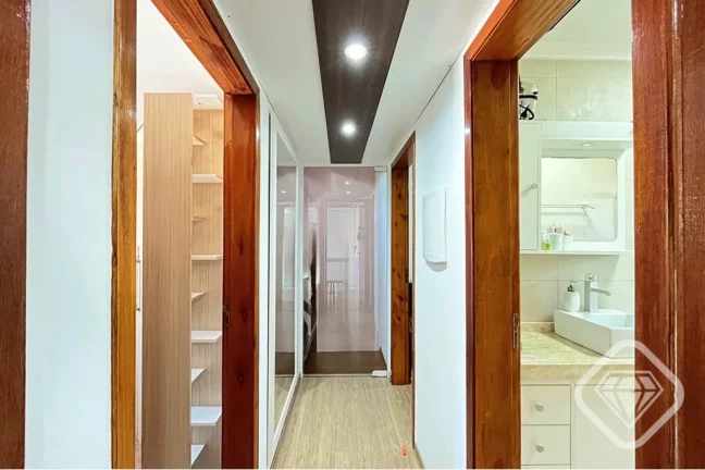 Imagem Casa com 3 dormitórios, suíte, sótão e áreas de convivência integradas no Bairro Tristeza

Um ...