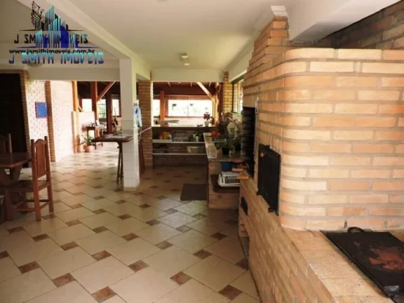 Imagem Casa na Granja Viana com muito espaço em rua tranquila
 Casa com pé direito alto, amplas varandas,...
