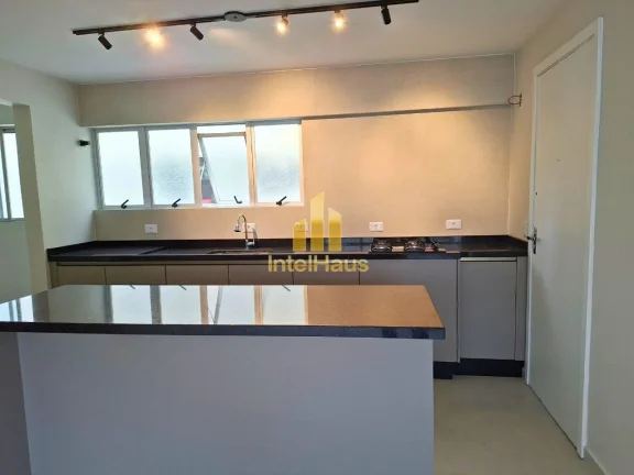 Apresentamos um excelente apartamento totalmente reformado e pronto para morar no bairro Água Verde...