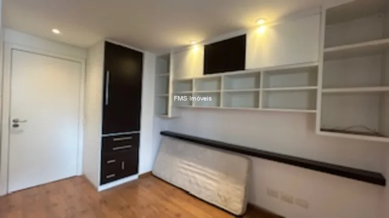 Imagem Imperdível oportunidade em Moema: Apartamento de 3 quartos com suíte, 131m² e 2 vagas de garagem à venda em São Paulo-SP!