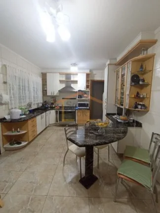Imagem Sobrado em condomínio fechado, 3 dormitórios, sendo 3 suítes, sala para 2 ambientes, cozinha plan...