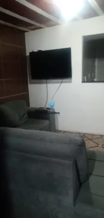 Imagem Casa à venda localizada na Rua Trinta e Três, com 220m² de área total. Possui 3 quartos, sendo 1...