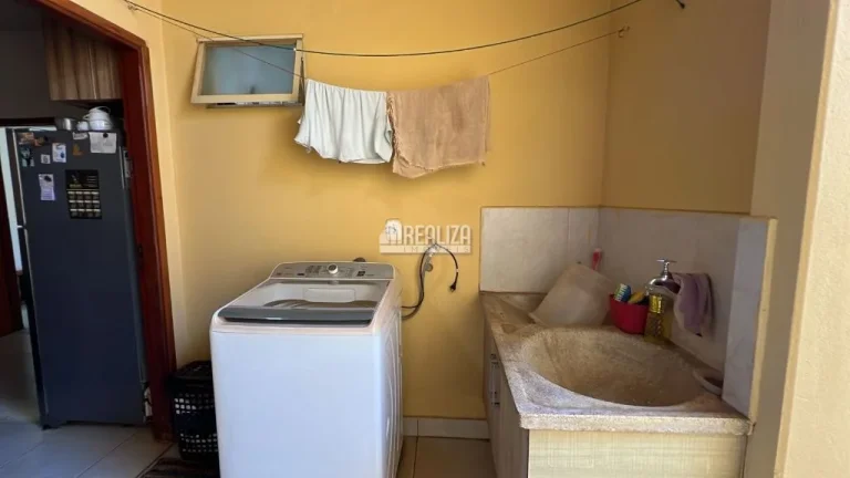 Imagem Casa à venda no bairro Jardim Espanha, Uberaba - 3 dormitórios, 2 banheiros e área de lazer!