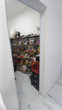 Imagem Casa de Alto Padrão em Condomínio no Bairro Engordadouro