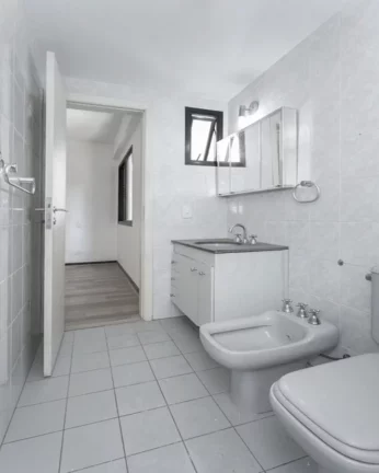 Imagem Apartamento com living para 02 ambientes, piso de tacos, 03 dormitórios, armários embutidos, banhe...