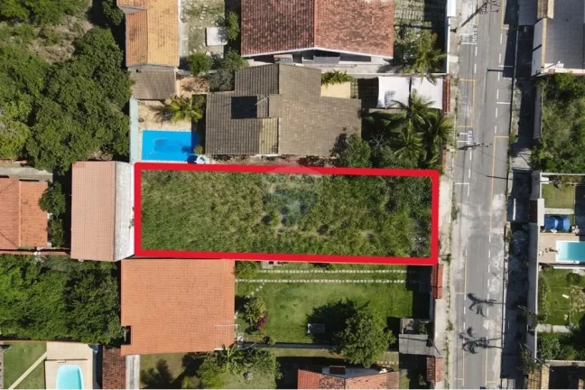 Imagem Terreno plano e murado perto da praia.