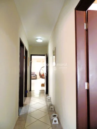 Imagem Ótima localização no bairro!
Casa muito agradável, com 3 quartos, sendo 1 suíte, com closet.
Sa...