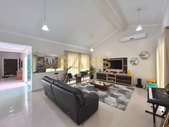 Imagem Ótima casa averbada localizada no bairro Floresta em Joinville, próximo a rua Farroupilha. Conta c...