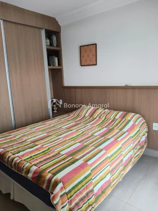 Imagem Aconchegante apartamento com excelente projeto de iluminação e rico em armários. O living para do...