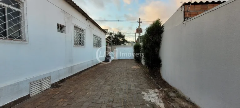Imagem Casa Comercial para Locação no Bairro Amambaí em Campo Grande-MS: 6 Salas, 7 Banheiros, 20 Vagas de Garagem e 250m² de Área.
