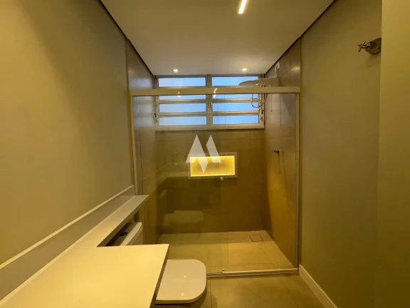 Imagem Apartamento reformado à venda com 3 suítes, na quadra da praia no bairro do Gonzaga em Santos/SP