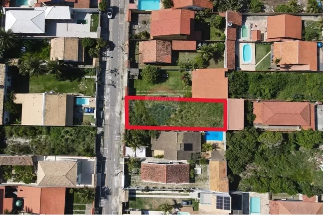Imagem Terreno plano e murado perto da praia.