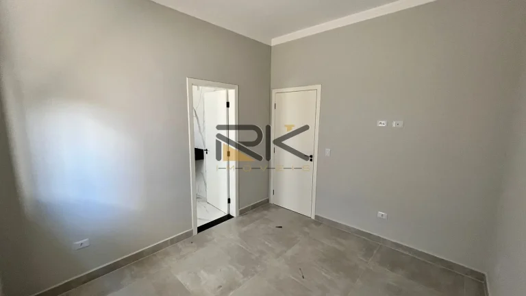 Imagem CASA EM CONDOMINIO FECHADO COM 4 DORMITÓRIOS SENDO 4 SUÍTES,2 VAGAS DE GARAGEM,VARANDA GOURMET COM CHURRASQUEIRA E PISCINA.