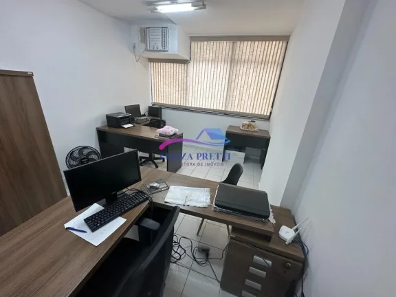 Imagem OBS ESTA SALA SERÁ ALUGADA COM AS SEGUINTE MOBÍLIAS: 1 AR CONDICIONADO, 1 MESA REDONDA COM 4 CADEIRAS, 2 MESAS EM L COM 1 CADEIRA CADA, 1 MESA DE CAFÉ, 1 ARMÁRIO PARA DOCUMENTOS E 1 ARMÉRIO DE COZINHA.