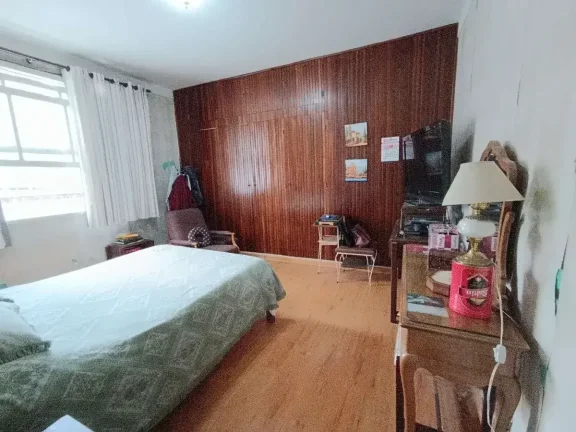 Imagem Casa ampla com 3 quartos, suíte com banheira e terraço no Centro – 2 vagas de garagem