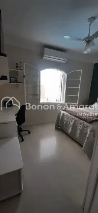 Imagem Excelente casa à venda, com 230m² de área construída no Parque Taquaral, em Campinas. Contendo 3...