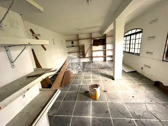 Imagem CASA À VENDA COM TERRENO DE 1500 M², POÇO ARTESIANO, 4 DORMS (2 SUITES), 3 SALAS, SENDO 1 COM LAREIRA, COZINHA COM ARMÁRIOS E DISPENSA, MAIRIPORÃ, SP.
