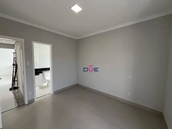 Imagem Apartamento impecável, no canal 6 de frente, 2° andar com sacadinha. 2 quartos sendo 1 suite e vaga