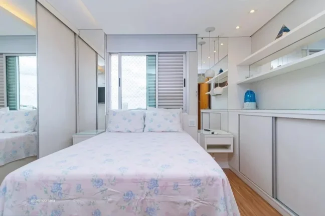 Imagem Este espaçoso apartamento de 167 metros quadrados oferece uma experiência de vida confortável e m...