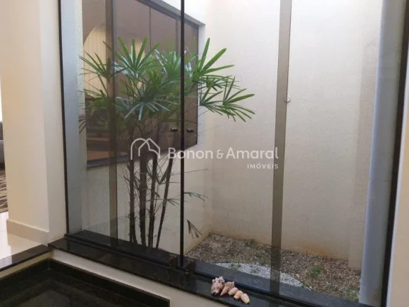 Imagem Esta casa oferece um excelente espaço, com quatro suítes, incluindo uma máster com closet e banhe...
