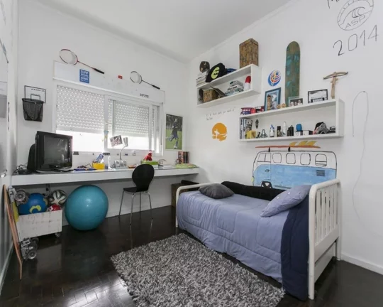 Imagem Apartamento amplo, living para 02 ambientes, piso de tacos, 03 dormitórios com armários, 02 banhei...