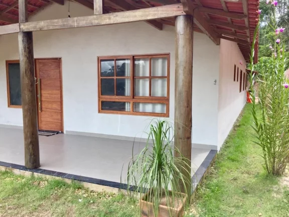 Imagem Sitio com ampla casa térrea com varanda ampla lateral.